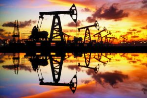 أسعار النفط تتجه لتسجيل مكاسب أسبوعية بأكثر من 4.5%