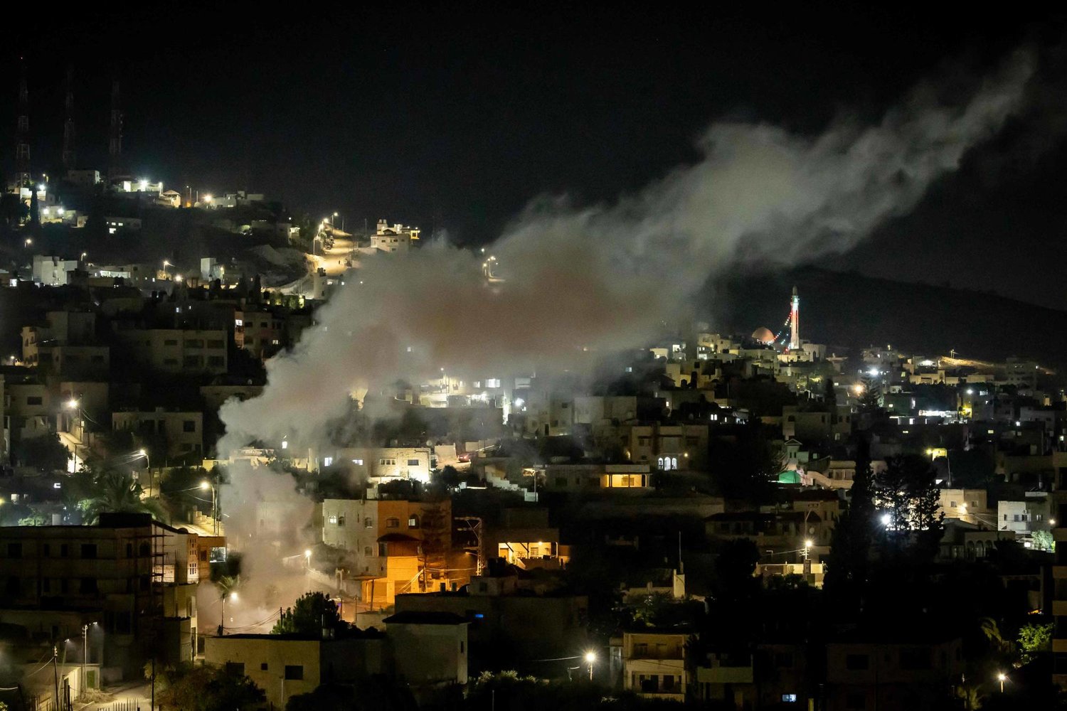 دخان يتصاعد جراء قصف إسرائيلي على مخيم جنين
