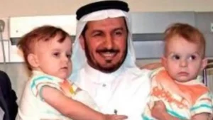 الدكتور الربيعة يحمل التوأم البولندي