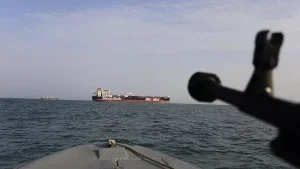 هجمات حوثية وقرصنة صومالية: تهديدات متزايدة للملاحة في البحر الأحمر