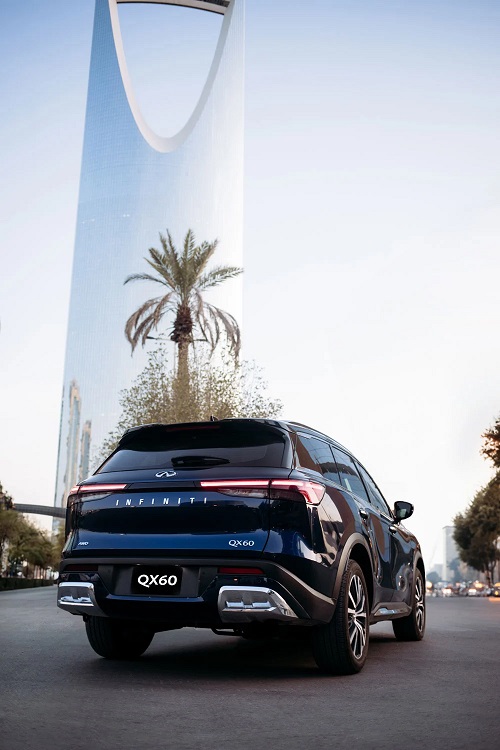 في وسط مدينة الرياض النابضة بالحياة، استطاع المصور Creations of LA أن يلتقط جوهر سيارة QX60
