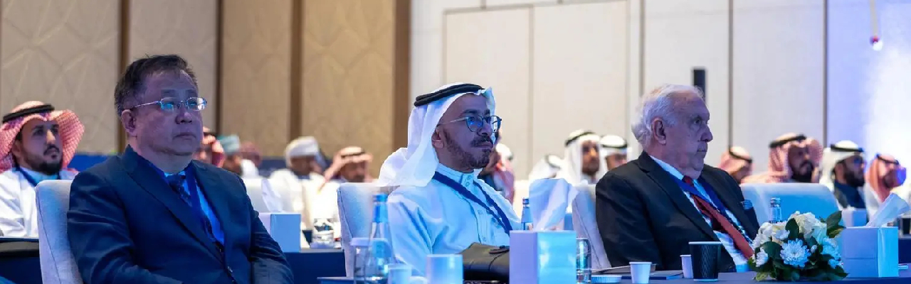 شارك في المؤتمر مجموعةً من أساتذة الجامعات المحليَّة والخارجيَّة