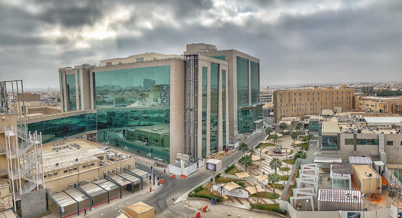 “سعود الطبية” تجري جراحة رائدة في عين مريض يعاني من كسر بالمحجر السفلي