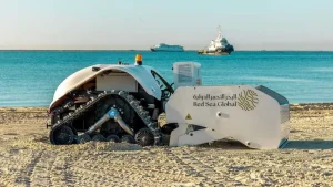 “البحر الأحمر الدولية” تكشف عن روبوت مبتكر لتنظيف الشواطئ
