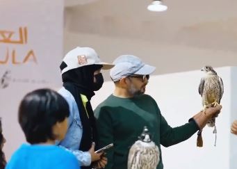 حكايات كأس العلا للصقور.. الفعاليات تبهر عائلة باكستانية وفتاة نيوزيلاندية تحضر على دراجة