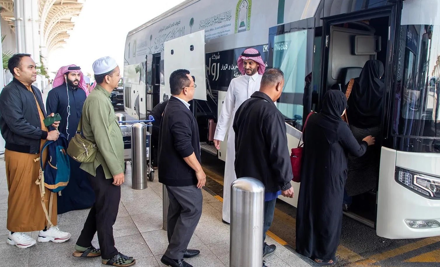 وصول الدفعة الأولى من ضيوف خادم الحرمين لبرنامج العمرة والزيارة إلى المدينة المنورة وصول الدفعة الأولى من ضيوف خادم الحرمين