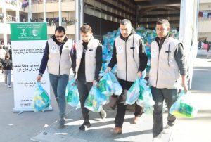 “إغاثي الملك سلمان” يواصل توزيع المواد الإغاثية للمستفيدين في غزة
