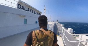 إعلام إسرائيلي: أنباء عن محاولة حوثية لمهاجمة سفينة حربية أمريكية بالبحر الأحمر