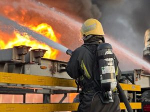 الدفاع بالدمام يباشر حريقًا في حاويات بميناء الملك عبدالعزيز