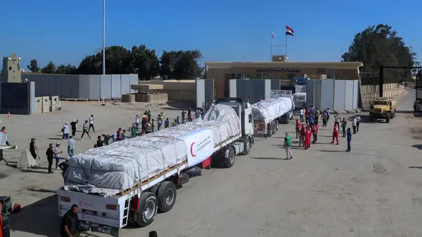 عبور 87 شاحنة مساعدات إنسانية معبر رفح متوجهة إلى غزة