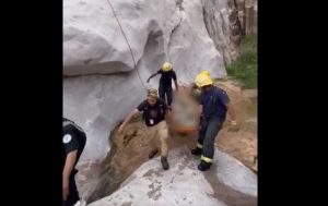 الدفاع المدني ينقذ شخصا سقط من مرتفع جبلي في مكة