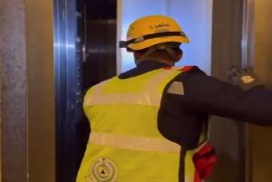 الدفاع المدني في الرياض ينقذ شخص احتجز داخل مصعد