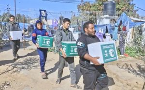 “إغاثي الملك سلمان” يواصل توزيع المواد الإغاثية للمتضررين في غزة