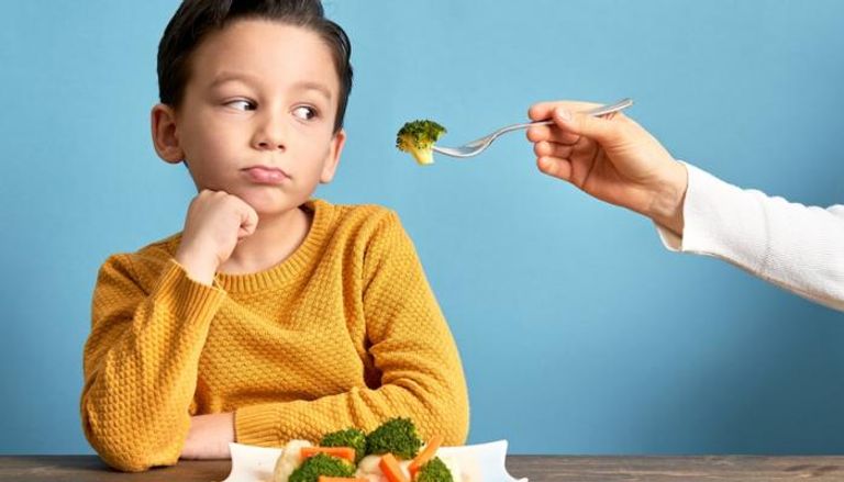 لماذا لا يحب بعض الأطفال تناول الخضراوات؟.. دراسة تكشف سببا صادما