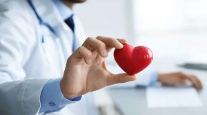 ما هي أخطر العلامات التي قد تشي بوجود مشاكل في القلب؟ استشاري يجيب