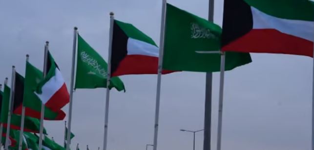 شوارع الرياض تتزين بعلم الكويت احتفاء بزيارة الشيخ مشعل الصباح