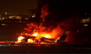 اندلاع حريق في طائرة ركاب يابانية أثناء هبوطها بمطار هانيدا في طوكيو