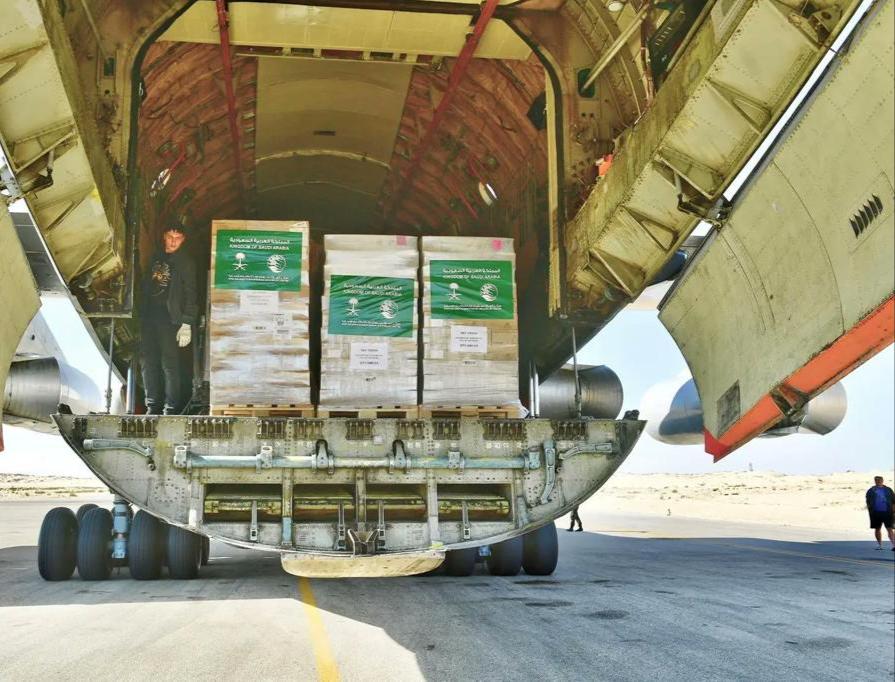 وصول الطائرة السعودية الـ36 لإغاثة أهالي غزة إلى مطار العريش