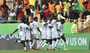 غينيا بعشرة لاعبين تواصل مفاجآت كأس أمم أفريقيا بالتعادل 1-1 مع الكاميرون