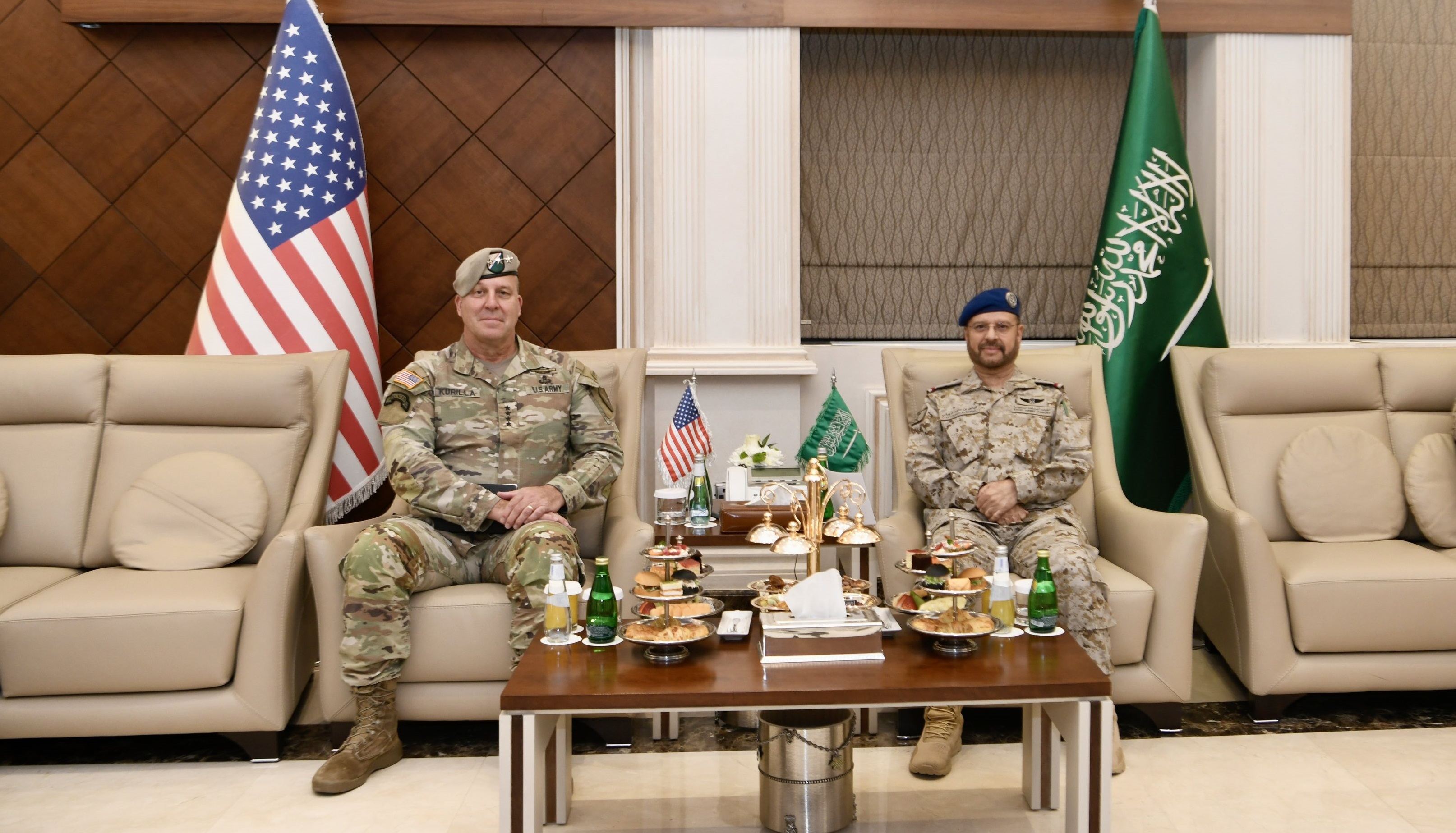 رئيس هيئة الأركان العامة يلتقي قائد القيادة المركزية الأمريكية لبحث تعزيز التعاون بين البلدين الرويلي يلتقي قائد القيادة المركزية الأمريكية