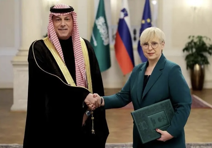 السفير طوله يقدم أوراق اعتماده سفيرًا فوق العادة لدى سلوفينيا