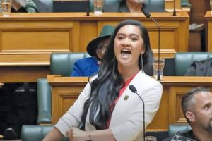 أصغر نائبة في نيوزيلندا تُثير الجدل برقصة حربية.. ما سر «الهاكا»؟