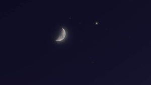 القمر يقترن بكوكب زحل ظاهريا بسماء المملكة الليلة