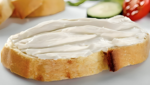 “الغذاء والدواء”: لا صحة لشائعة الجبن السائل المسبب للسرطان