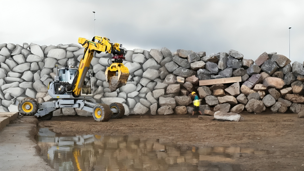 حفار روبوتي يبني جدارًا حجريًا عملاقًا دون تدخل بشري