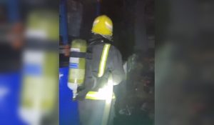 الدفاع المدني يخمد حريقًا في مصنع بالرياض