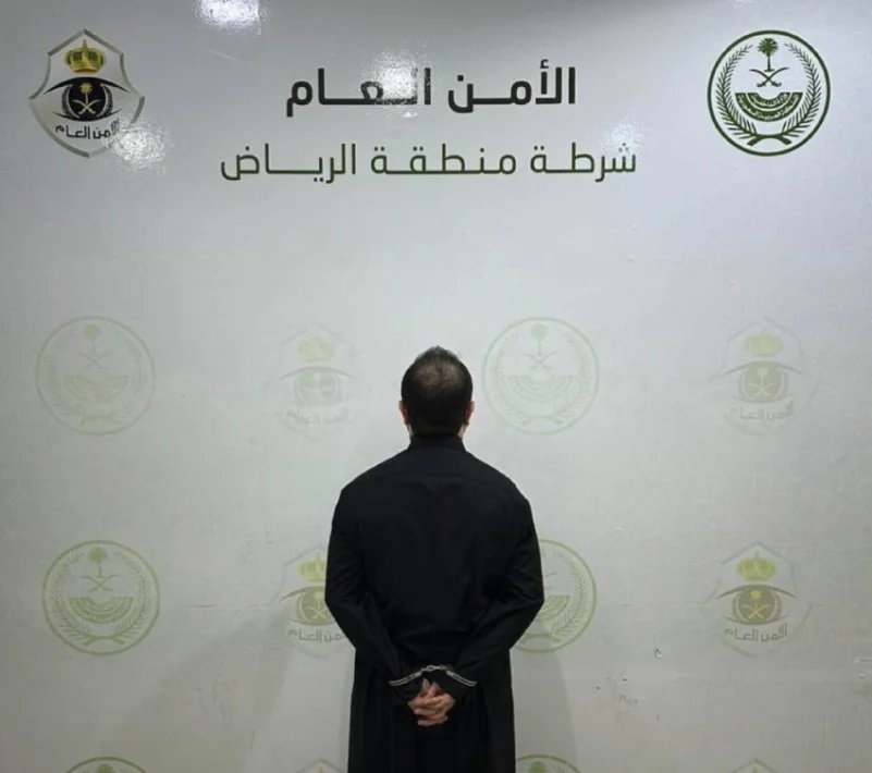 القبض على مقيم سرق 2.4 مليون ريال في الرياض المتهم بعد إلقاء القبض عليه