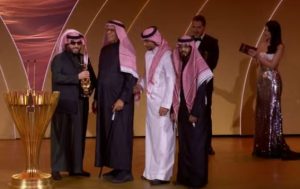 “افتخر أني سعودي”.. تكريم الفنان السعودي الكبير علي المدفع بجائزة الإنجاز مدى الحياة في Joy Awards