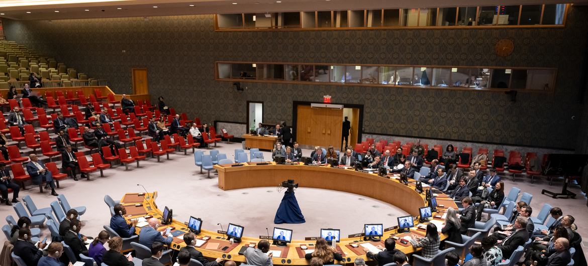 مجلس الأمن يعتمد قرارًا يدين هجمات الحوثيين والجزائر تمتنع عن التصويت