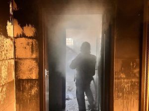الدفاع المدني ينقذ 9 أشخاص إثر حريق بمبنى سكني في تبوك