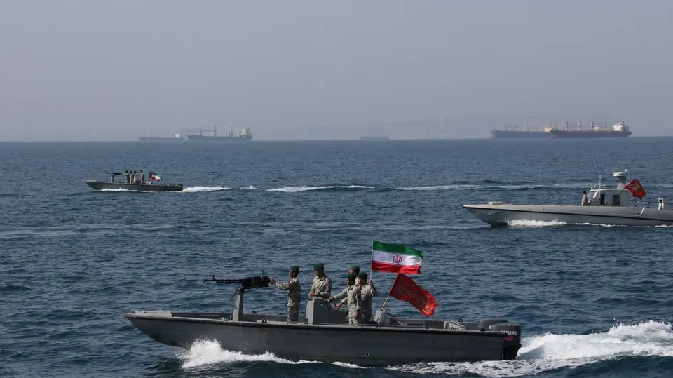 5 زوارق إيرانية تعترض سفينة تجارية في المياه العراقية