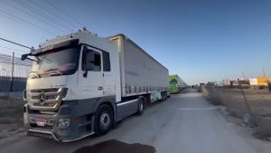 ميناء رفح البري يستقبل 140 شاحنة مساعدات تمهيدًا لإيصالها إلى قطاع غزة