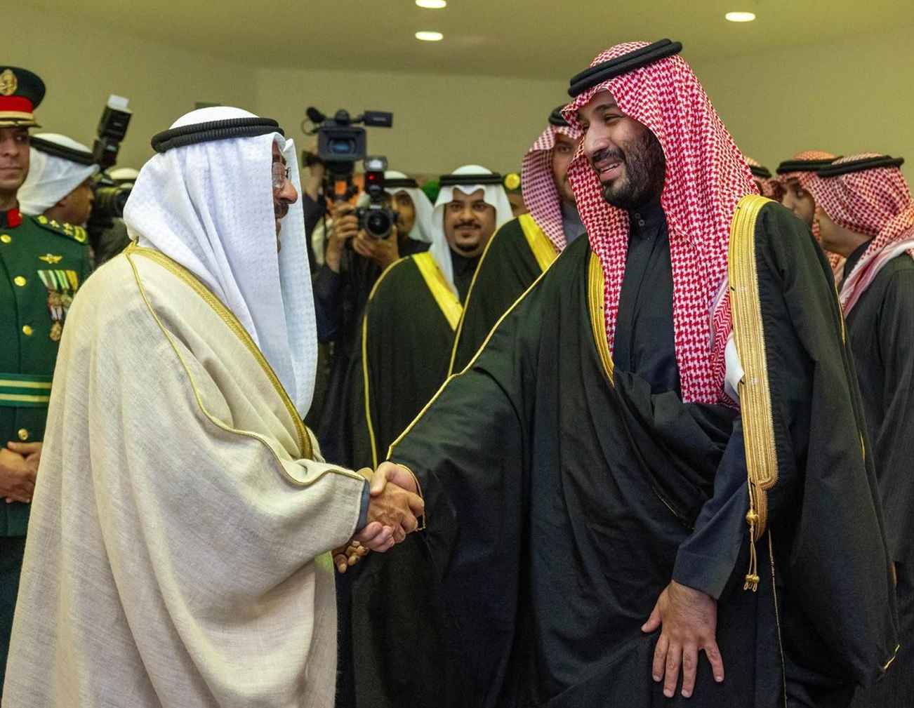 أمير الكويت يغادر الرياض وولي العهد في مقدمة مودعيه