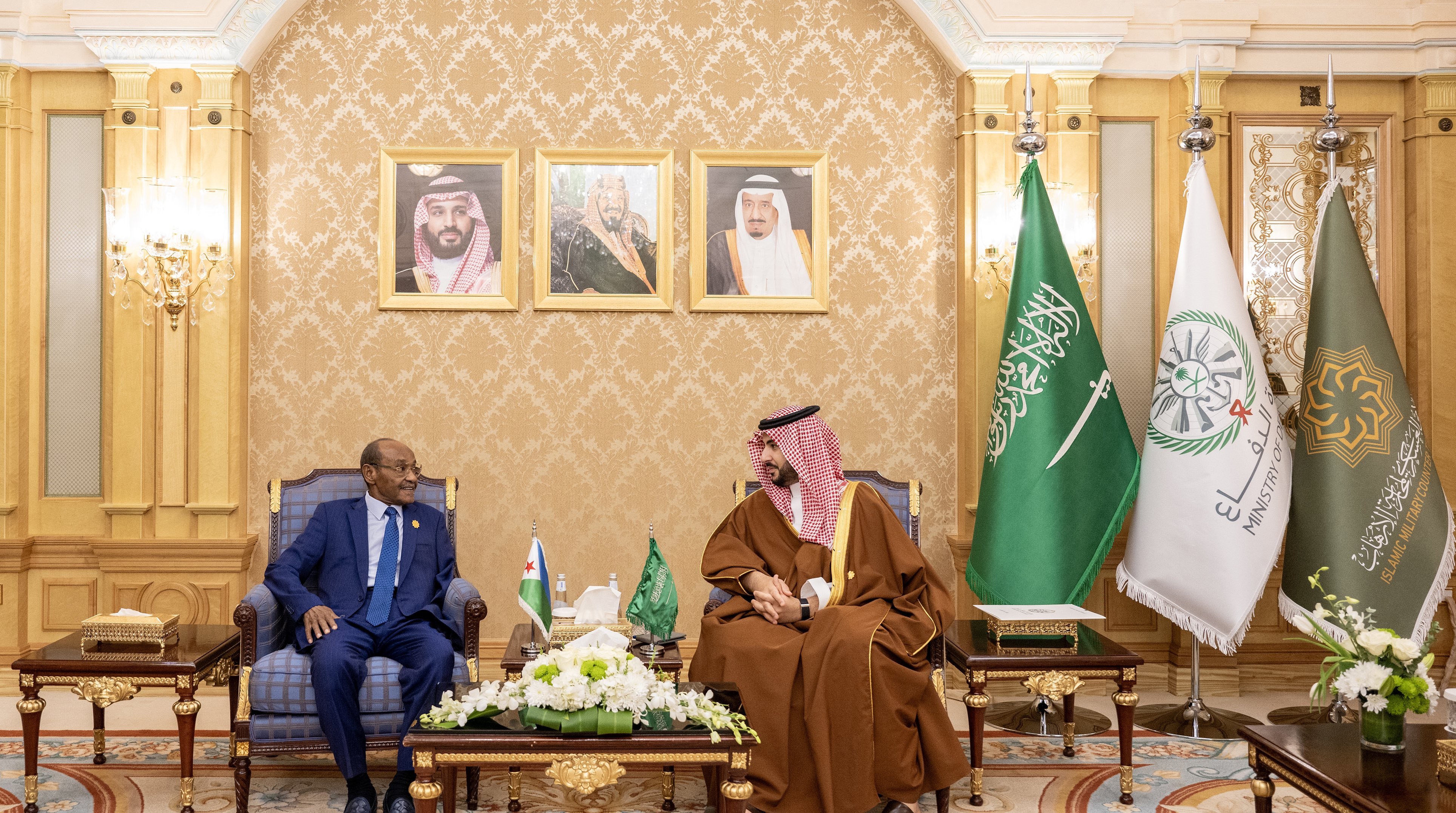 وزير الدفاع يعقد لقاءات جانبية مع عدد من وزراء الدفاع من الدول الإسلامية