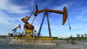 النفط يتراجع إلى 81 دولار للبرميل بعد زيادة مخزونات الخام الأمريكية