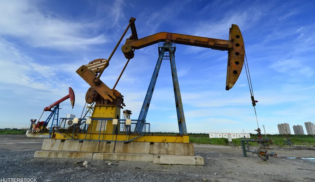 تراجع أسعار النفط مع انخفاض محتمل في الطلب وزيادة المخزون الأمريكي
