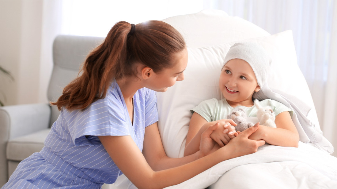 كيف تحمي طفلك من الخوف والقلق أثناء مرض السرطان؟