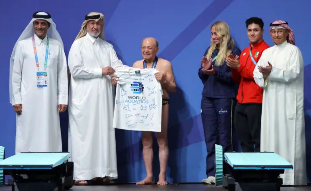 العمر مجرد رقم.. قفزة مدهشة لغواص عمره 100 عام