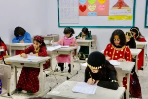 طلاب وطالبات بزي يوم التأسيس خلال أدائهم اختبارات الفصل الدراسي الثاني