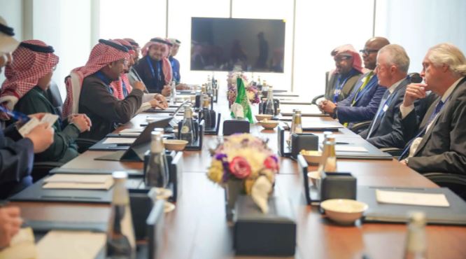 السعودية تبحث تطوير التعاون مع شركتي “إيرباص” و”بوينغ” في صناعة الطيران