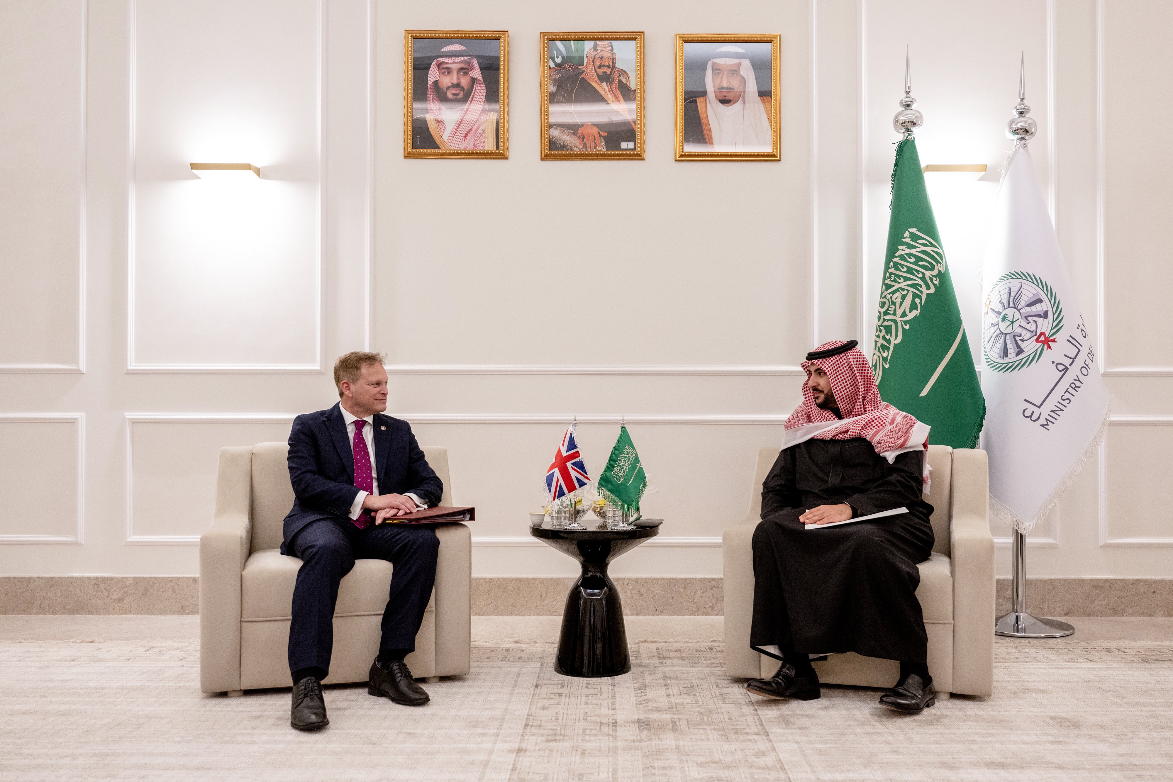 وزير الدفاع يبحث مع نظيره البريطاني الشراكة الاستراتيجية والتعاون في المجال الدفاعي