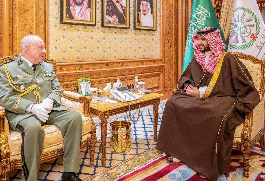 وزير الدفاع يستعرض مع رئيس أركان الجيش الوطني الجزائري العلاقات الثنائية