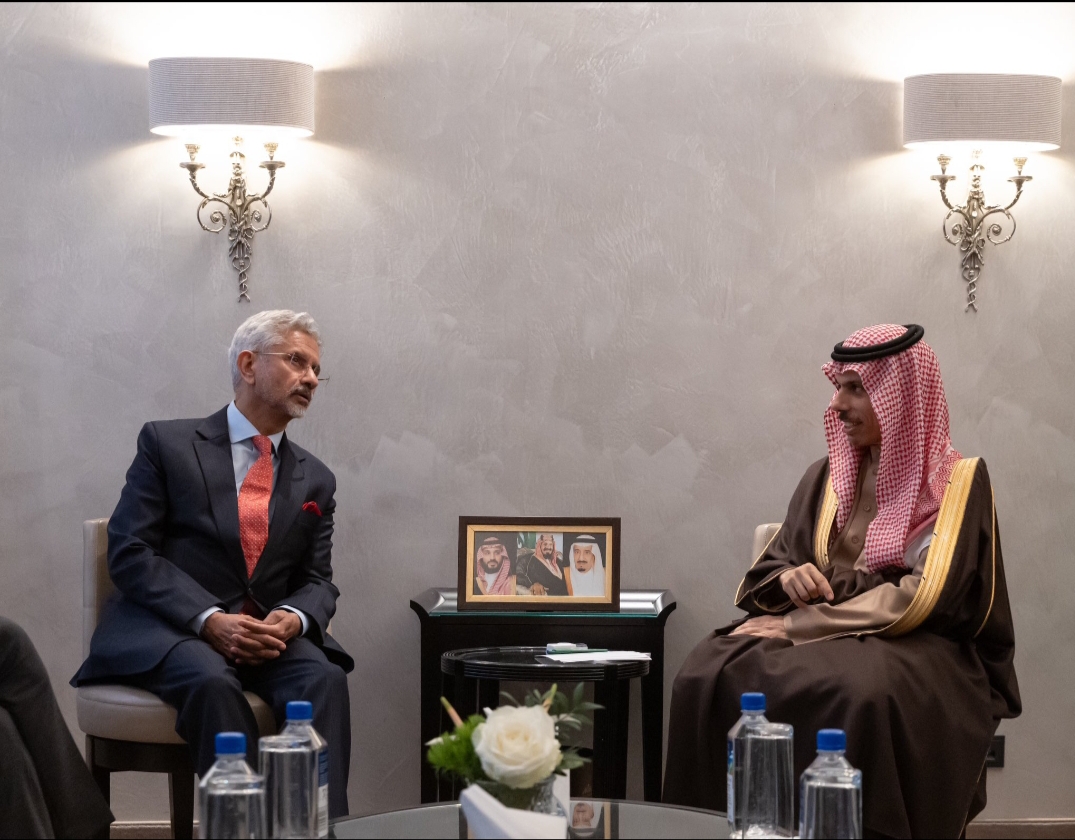 وزير الخارجية يبحث مع نظيره الهندي سبل تطوير العلاقات في شتى المجالات