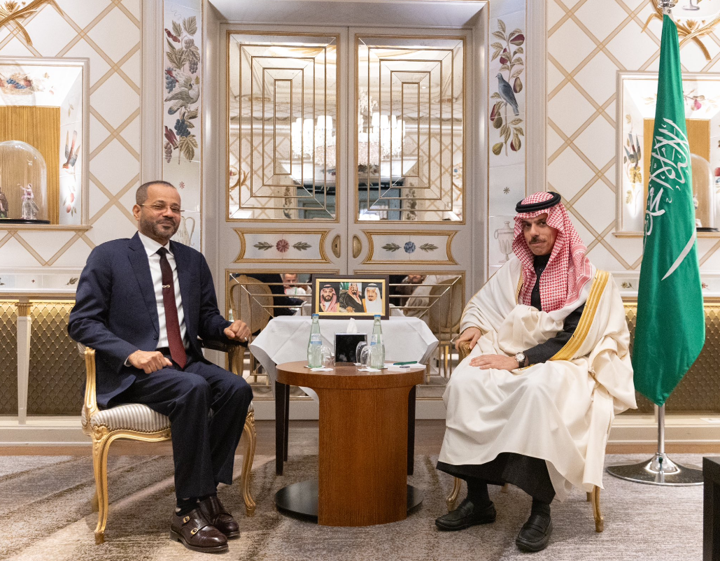 وزير الخارجية يبحث مع نظيره العماني سبل تطوير العلاقات الثنائية