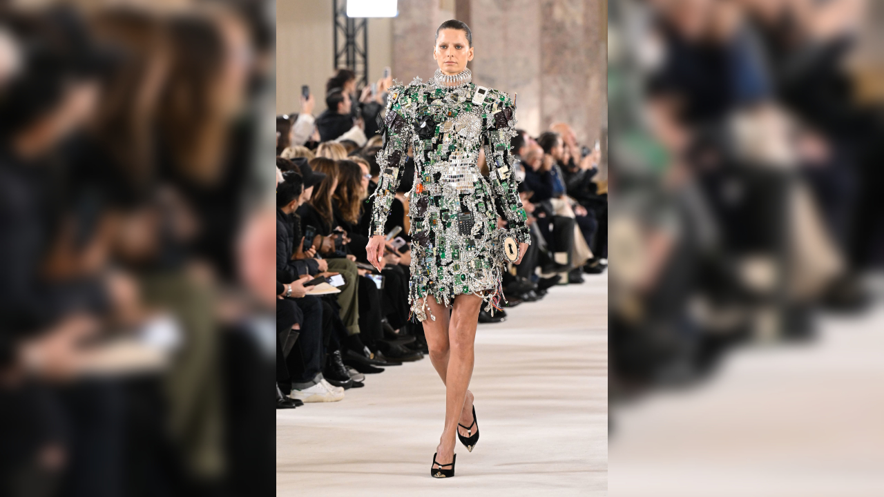 فستان الروبوت.. Schiaparelli تحدث ضجة كبيرة بأسبوع الموضة في باريس