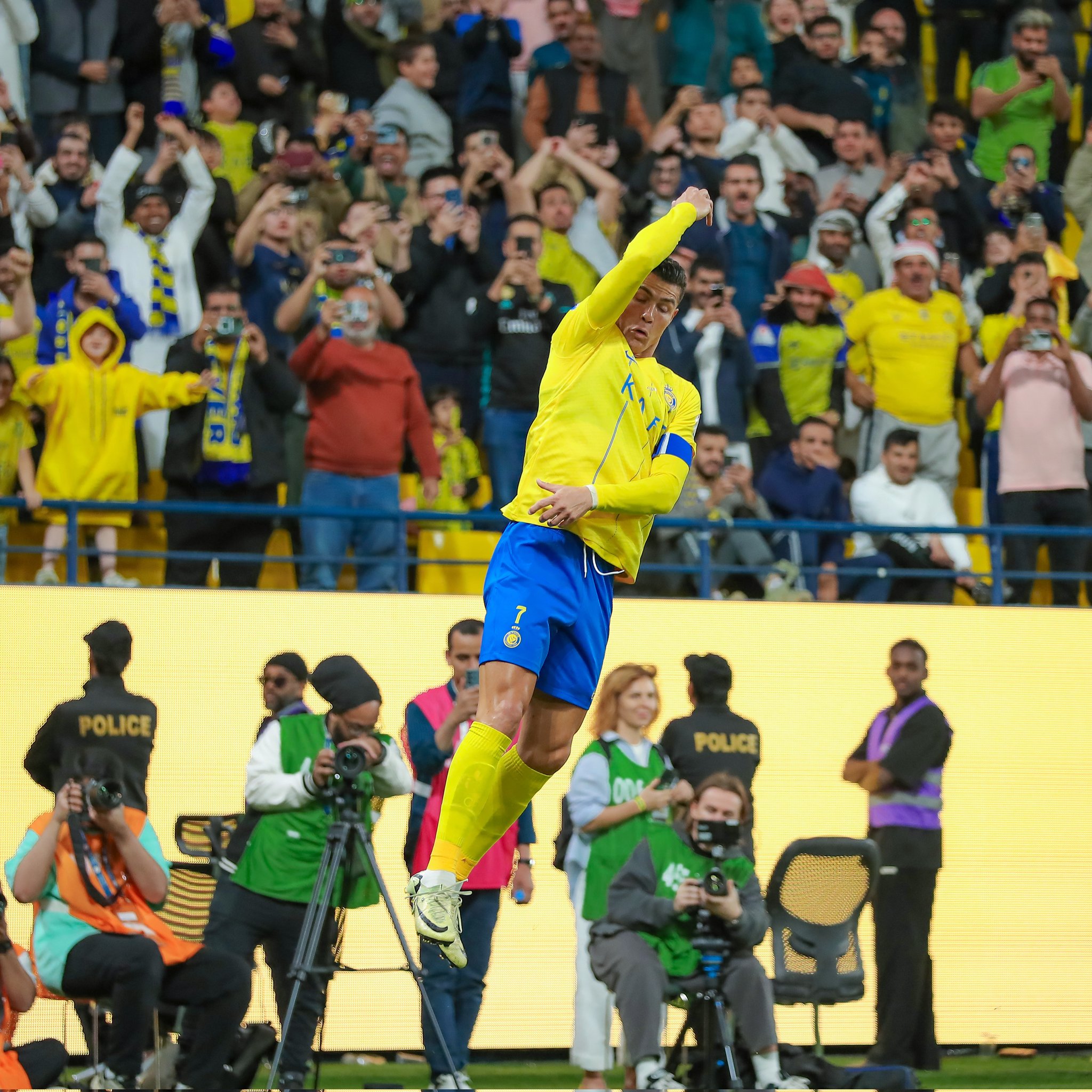 حارس الهلال السابق ينتقد جماهير النصر: ساندوا فريقكم